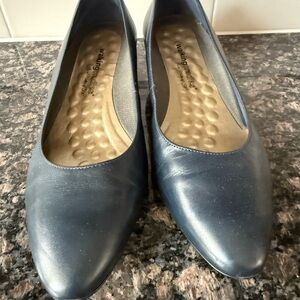 Walking Cradles Women's Navy Pointed-Toe Leather low heel 11W
